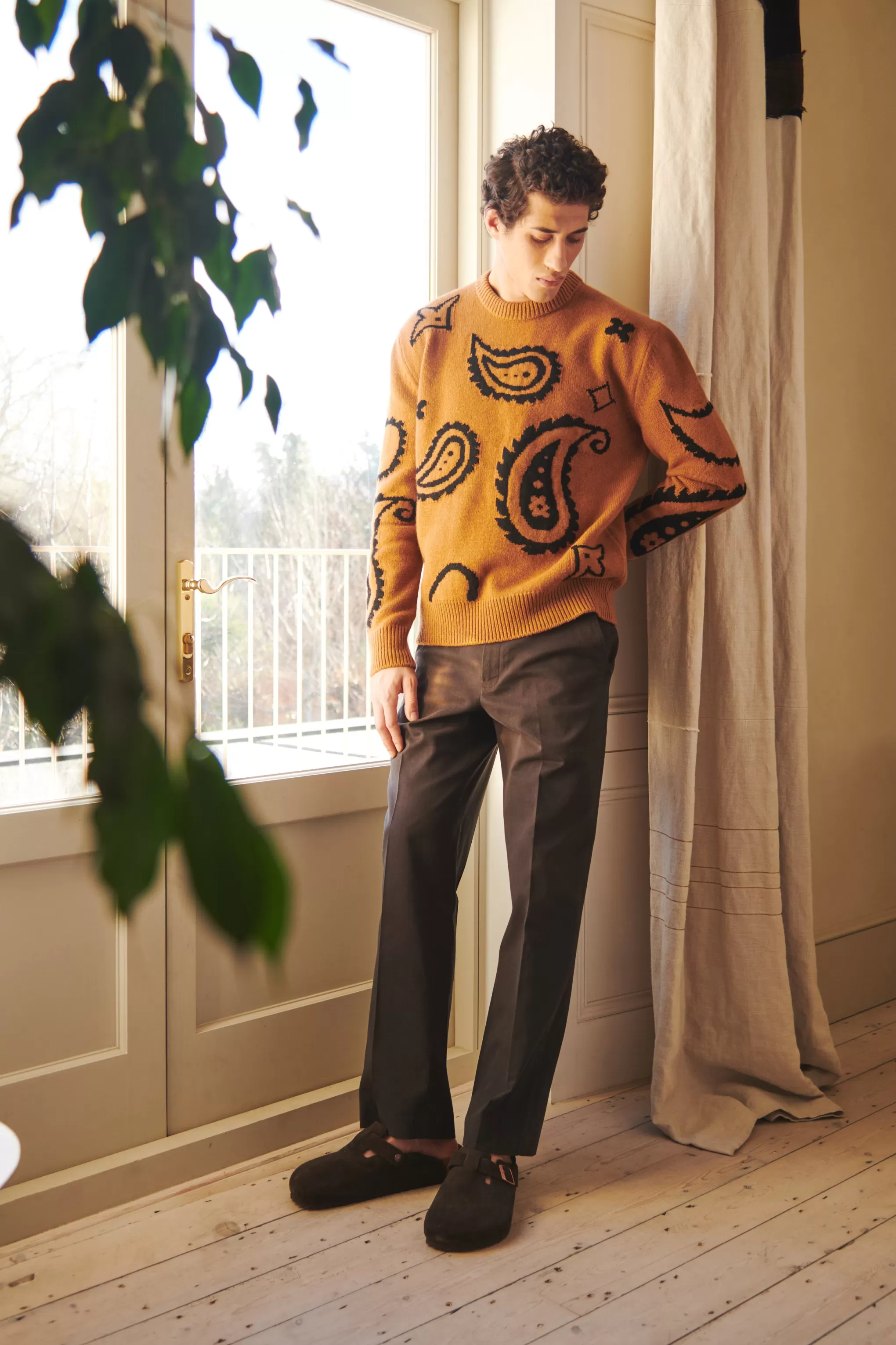 Fashion Lambswool Round Neck Jumper With Exploded Paisley Intarsia Pattern In Vicuna And Black Men Heavy Weight Knits